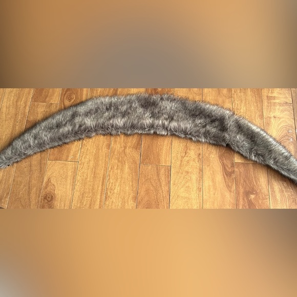 Detachable Faux Fur Lightweight Scarf/Collar🧣 - Picture 3 of 7